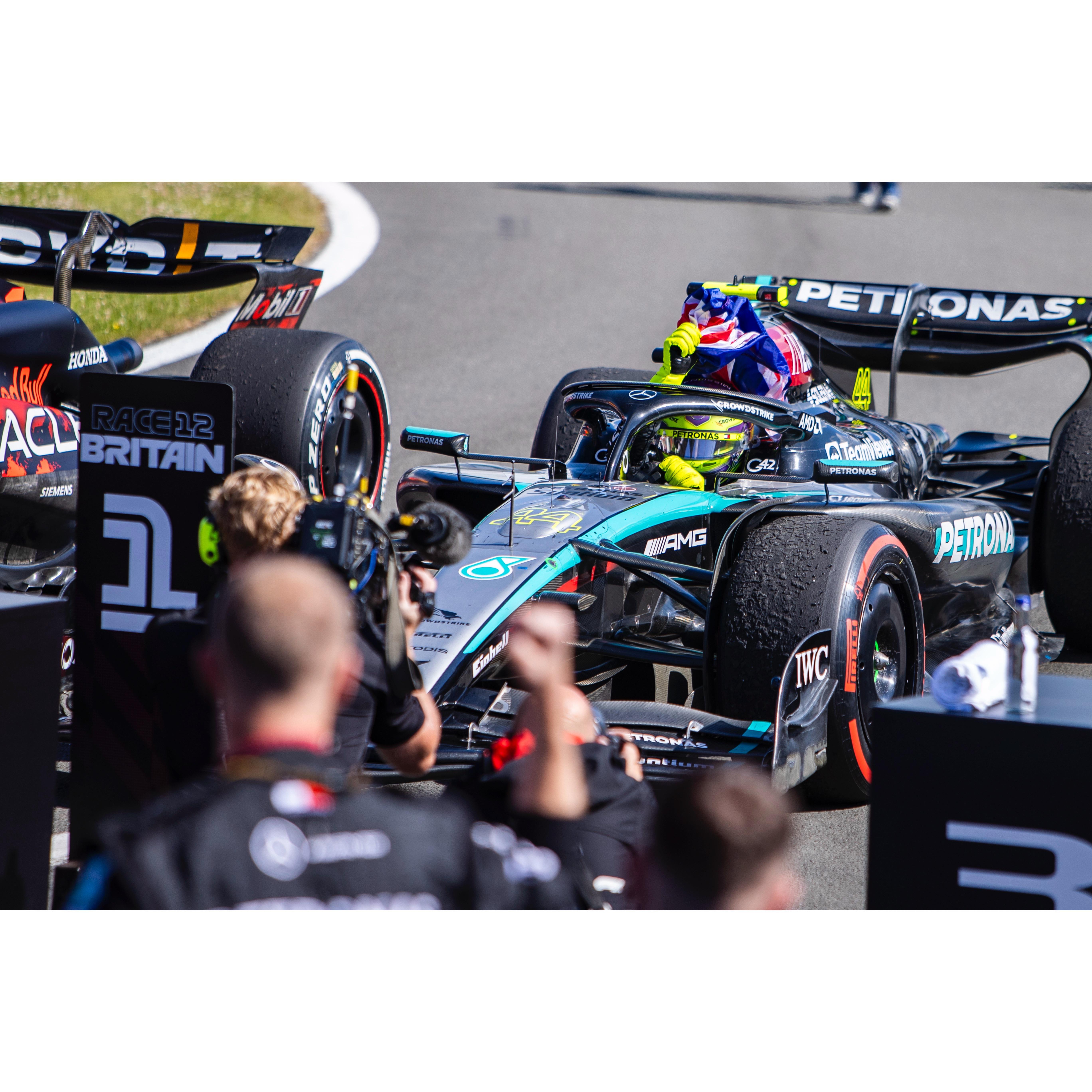 关于迈凯伦鏖战红牛二队，汉密尔顿惊艳四座的信息