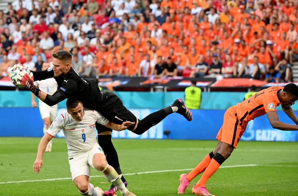 包含荷兰对决捷克，胜劣结果令人猜测不定的词条