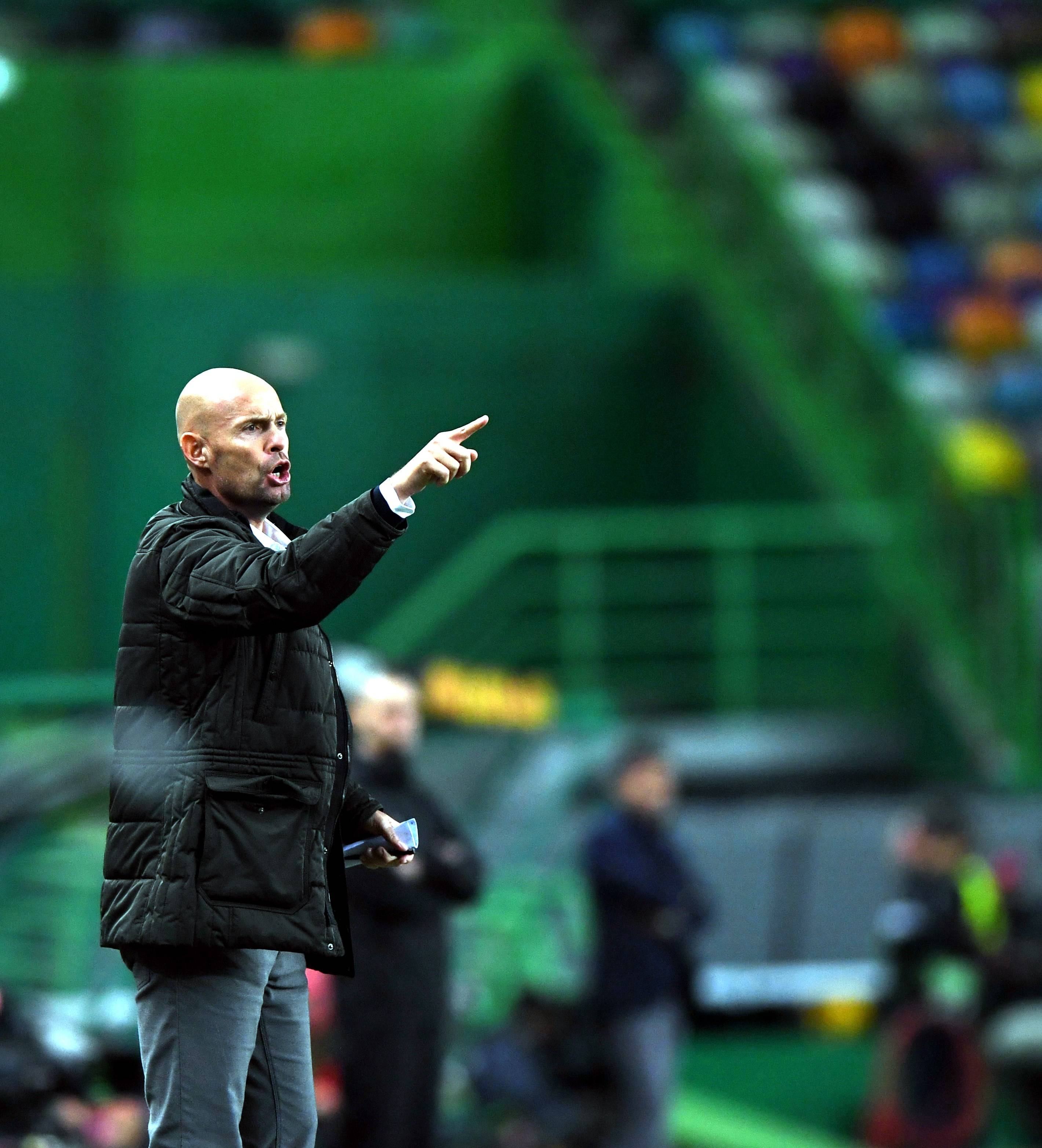 包含比利亚雷亚尔再次失利，积分下滑的词条