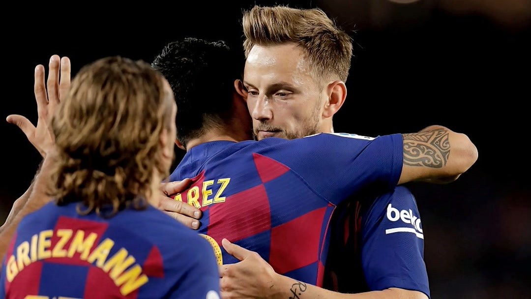 关于巴塞罗那客场大胜，领先积分榜的信息