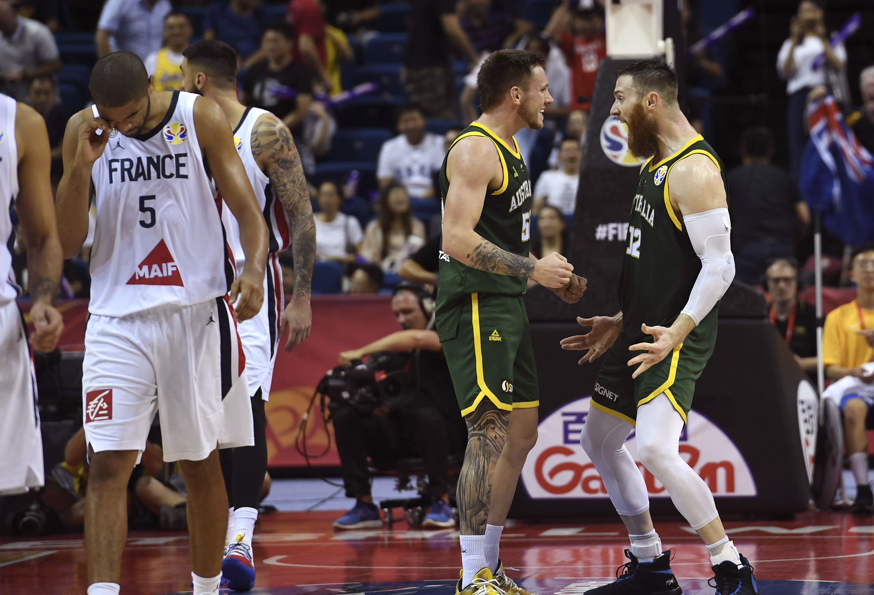 包含法国羽毛球队力克泰国羽毛球队，陶菲克三分雨点燃全场的词条