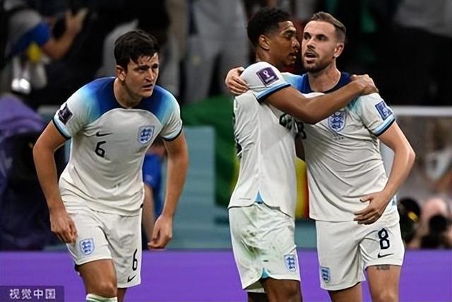 包含精彩比拼：球队实力对决无悬念的词条