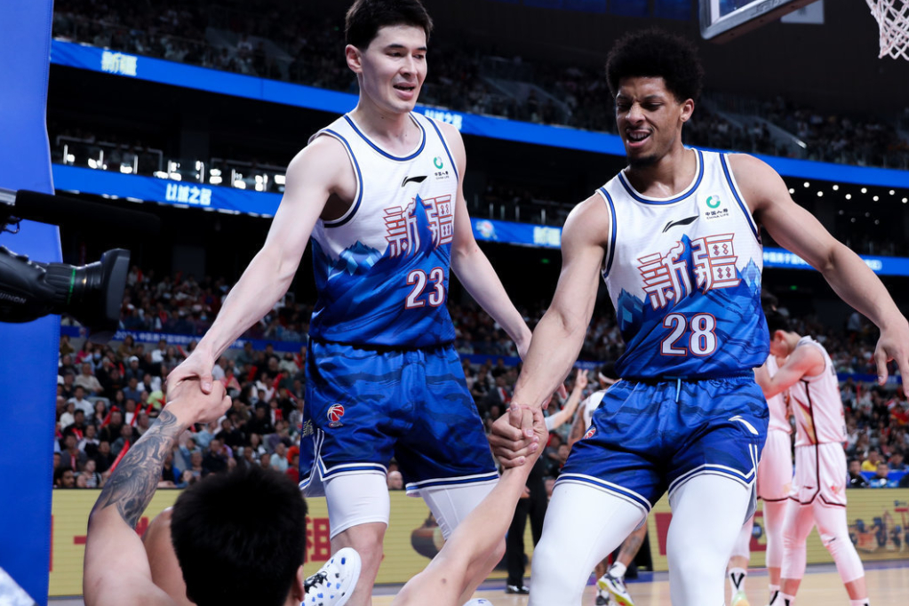 包含新疆队绝杀浙江队，布克点燃赛场的词条