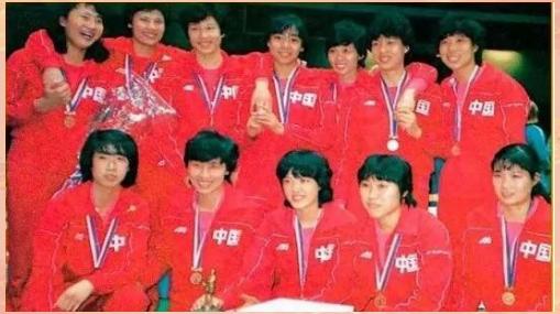 女排乐见胜利！排球比赛中中国队夺冠