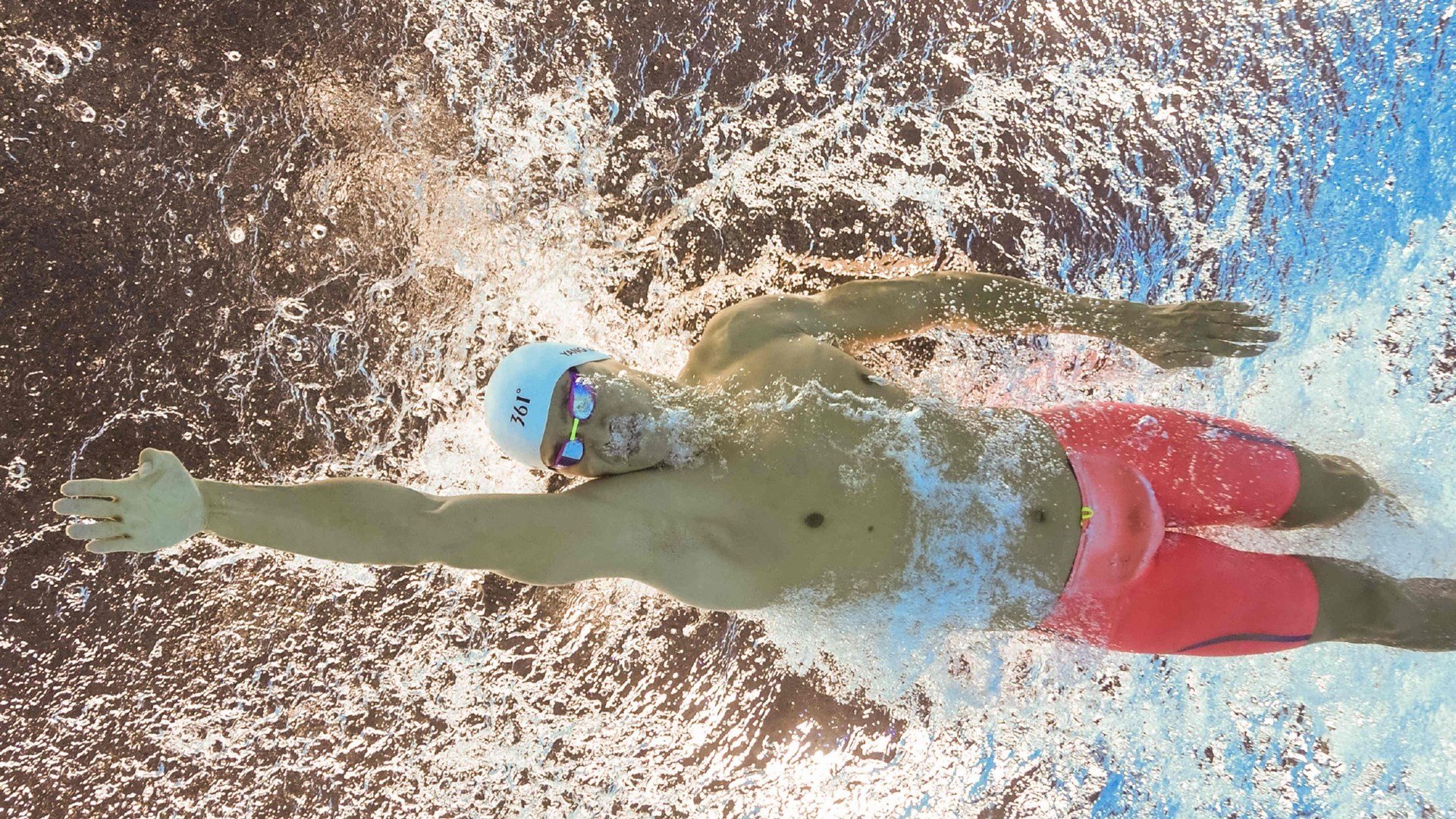 英超争冠焦点战与湖人碾压尼克斯，体育世界里的双重奏